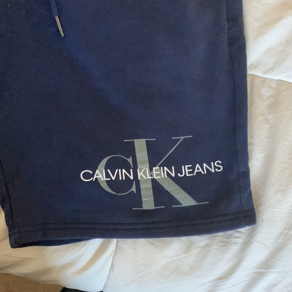 CALVIN KLEIN sweater and cotton shorts pair - Picture 4 of 4